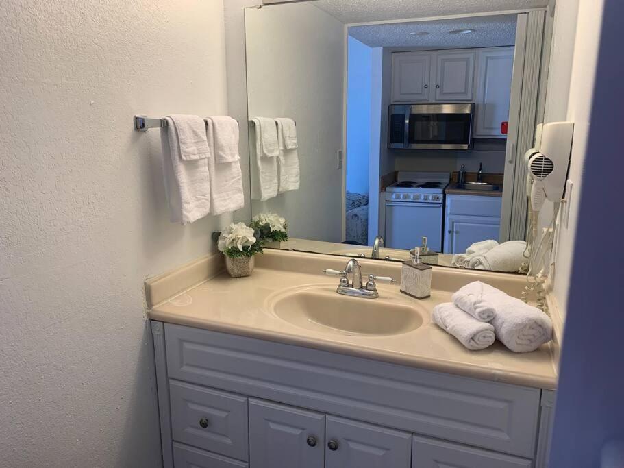 Royal Retreat-Amazing View-King Bed-1 Bedroom-Full Kitchen-Free Parking-Self Check-In Myrtle Beach Zewnętrze zdjęcie